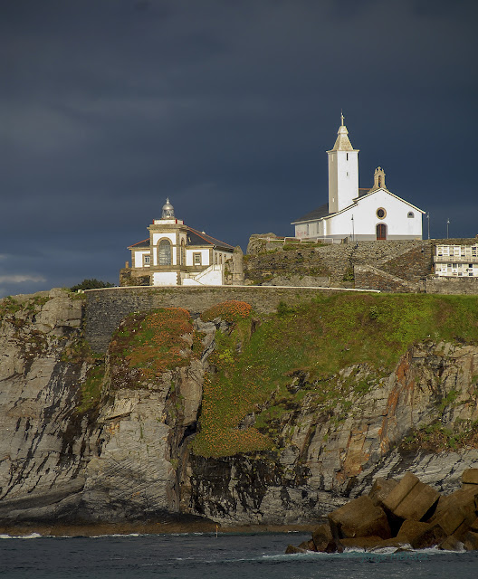 Faro de Luarca en punta Focicón y Ermita de La  Blanca en la Atalaya. Asturias
