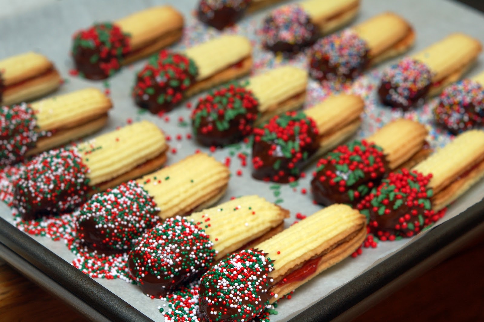 JAM SANDWICHED BUTTER COOKIES DIPPED IN CHOCOLATE & SPRINKLES! Hugs and Cookies XOXO