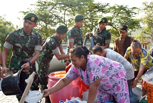 Danyonarmed 12/Divif-2/Kostrad : Tiga Tangki Air Bersih Jadi Kado Terindah Danyonarmed 12/Divif-2/Kostrad : Tiga Tangki Air Bersih Jadi Kado Terindah
