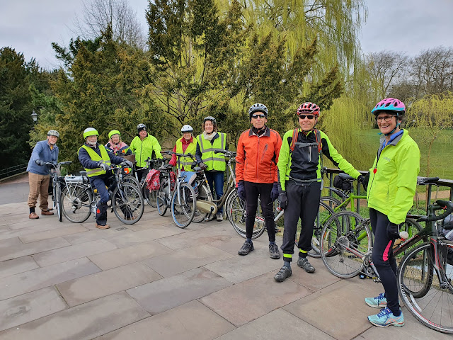 Cyclists on Garret Hostel Bridge in Cambridge