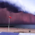 Imagens da passagem de uma tempestade em praia da Bélgica