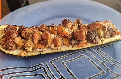 Un calabacín relleno de rulo de cabra y pesto Un calabacín relleno de rulo de cabra y pesto