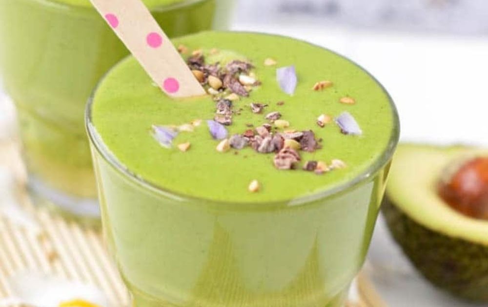 KETO GREEN SMOOTHIE WITH SPINACH AND AVOCADO yanny bakes