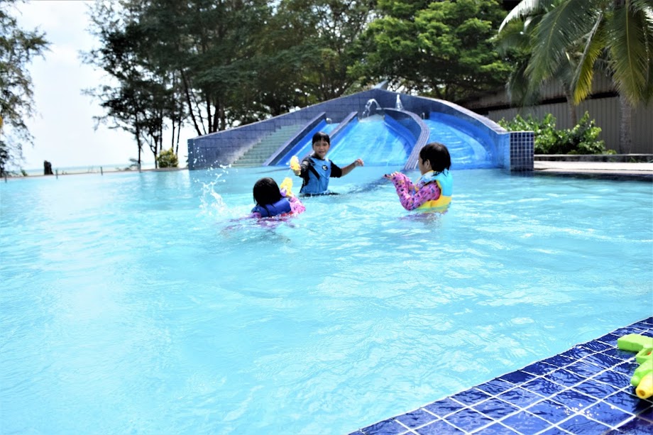 Resort siap kolam renang yang luas.