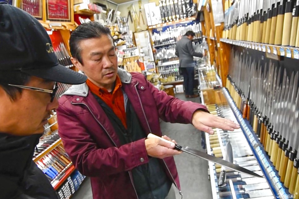JAPANKURU Shopping in Tokyo's Kappabashi Street 🗡 Knife Shopping in Kappabashi at a Famous