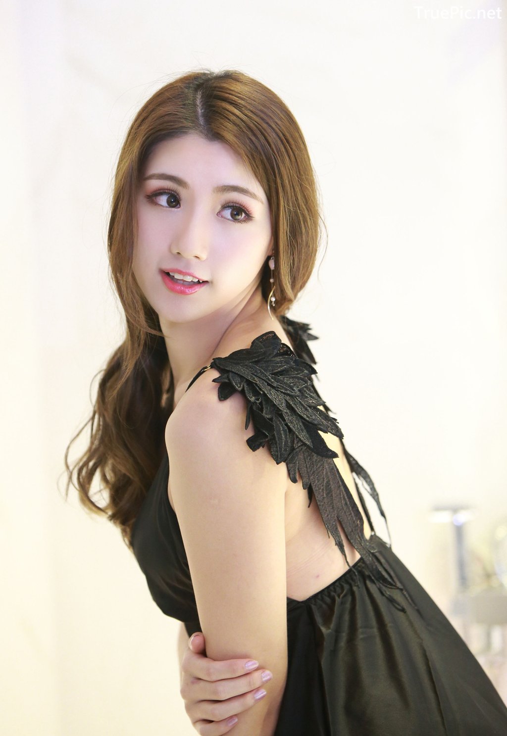 Image-Taiwanese-Model–張倫甄–Charming-Girl-With-Black-Sleep-Dress-TruePic.net- Picture-32