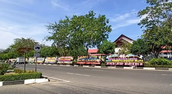 Kantor-Gubernur-Aceh-Dapat-Kiriman-Karangan-Bunga-Juara-Termiskin-di-Sumatera