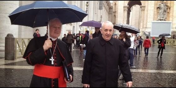 Marc Ouellet con Bergoglio plaza san Pedro