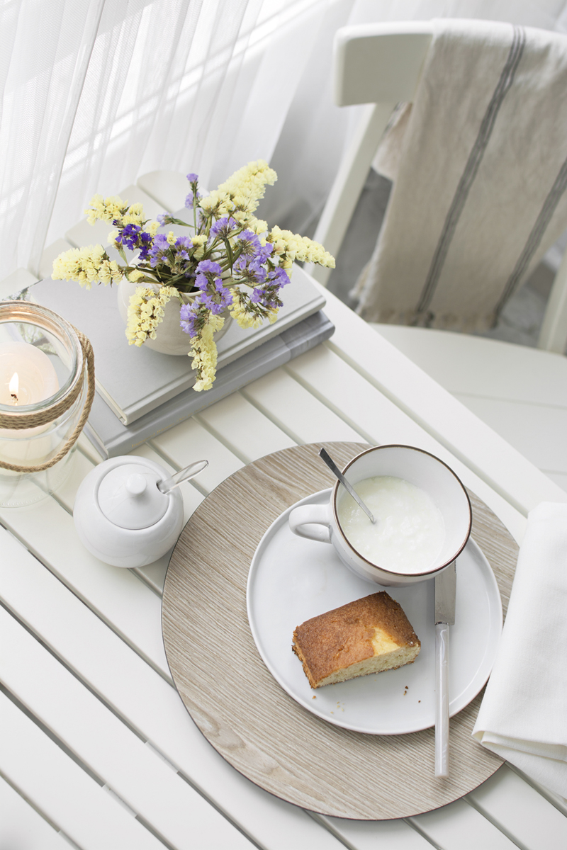 Disfrutar de un desayuno natural y ecológico en la terraza / Enjoy a natural and organic breakfast on the terrace