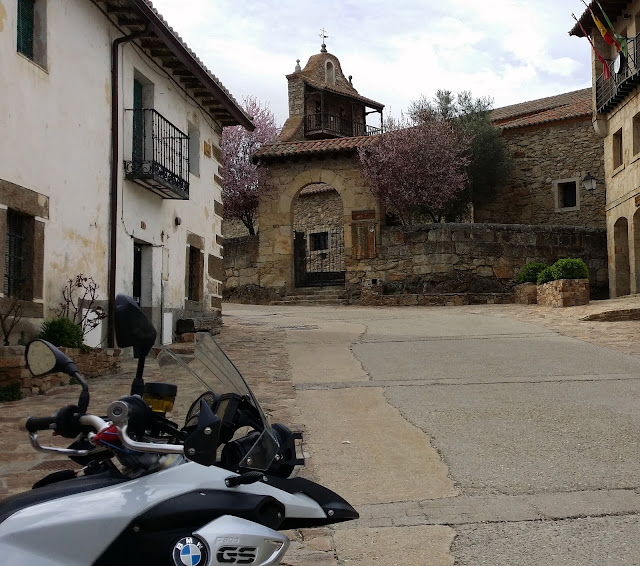 BMW F800GS. Trail Forever. Agua y verde por la Sierra Norte.