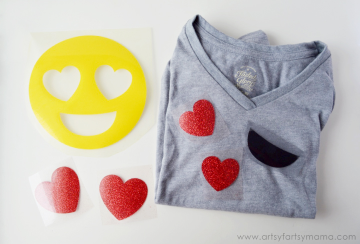 DIY Heart Eyes Emoji Shirt at artsyfartsymama.com