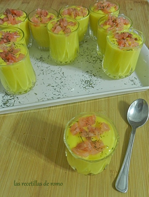Chupitos de gazpacho de mango con salmón