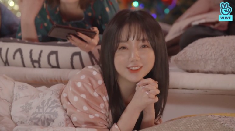 서로 극딜 넣는 재미로 눕방한거 같은 어제자 러블리즈 브이앱 | 인스티즈