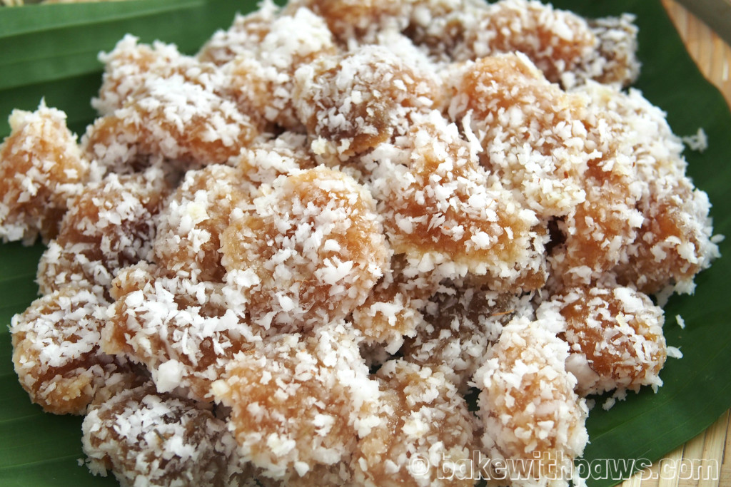 Steamed Nian Gao with Grated Coconut (Sweet Glutinous Rice Cake) BAKE