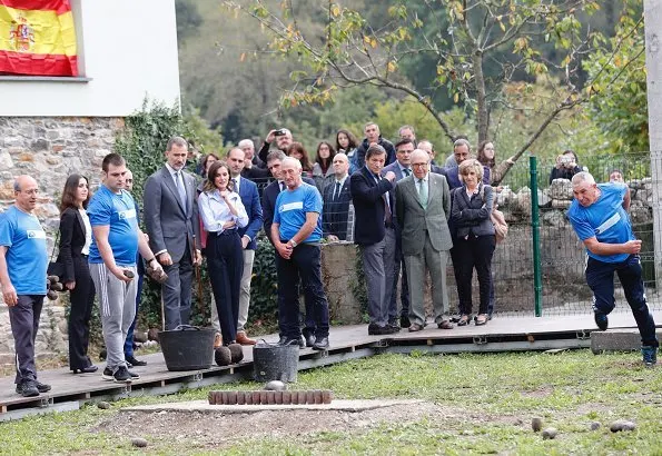 Moal was honoured as the 2018 Best Asturian Village. Queen Letizia wore Carolina Herrera trenc coat and Hugo Boss trousers.