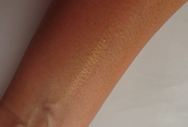 VQ - Hydroglow Cream Gold swatch VQ - Hydroglow Cream Gold swatch