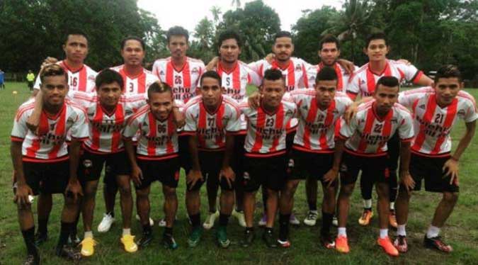 Pemain Asal Tulehu Meriahkan Laga Persahabatan Di Kampung Halaman Ambon, Maluku Post.com - Momen kembali ke kampung halaman untuk merayakan Hari Raya Idul Fitri jadi ajang bagi para pemain asal Desa Tulehu, Maluku Tengah untuk melakukan reuni singkat. Mereka pun bermain dalam satu lapangan untuk sekadar bercengkerama untuk mengisi waktu setelah bersilaturahmi dengan keluarga tercinta. Sebagaimana dikutip bola.com, para pemain asal Tulehu berkiprah di pentas Torabika Soccer Championship 2016 presented by IM3 Ooredoo macam Rizky Pellu (PSM Makassar), Alfin Tuasalamony (Pusamania Borneo FC), Hasim Kipuw (Bali United FC), Hendra Bayauw (Mitra Kukar), Pandi Lestaluhu (PS TNI), hingga rekan setim Rizky Pellu di PSM, Basri Lohy juga unjuk kebolehan dalam laga persahabatan. Kipuw dan kawan-kawan memperkuat Tim Tulehu All Star dalam laga uji coba. Laga uji coba yang diperkuat beberapa pemain top asal Tulehu ini sendiri sudah menjadi sebuah tradisi setiap kali merayakan Lebaran. Selain itu, laga uji coba ini digelar untuk menghibur masyarakat yang dikenal gila bola. "Saya ambil bagian dalam pertandingan persahabatan yang diikuti para pemain pesepak bola profesional yang berasal dari Tulehu seperti Rizky Pellu dan Alfin Tuasalamony," kata Kipuw di ambon, Jumat (8/7). Kipuw menambahkan, Pertandingan persahabatan ini rutin diadakan setiap tahunnya untuk menghibur masyarakat Tulehu. Pertandingan ini juga untuk menjaga kondisi fisiknya sebelum kembali bergabung latihan bersama tim. Setelah bermain dalam laga uji coba dan bertemu keluarga, para pemain asal Tulehu ini akan kembali ke tim masing-masing. Mereka akan melanjutkan petualangan di TSC 2016 yang akan memasuki pekan ke-10, pekan depan. (MP-9/Bola.com)