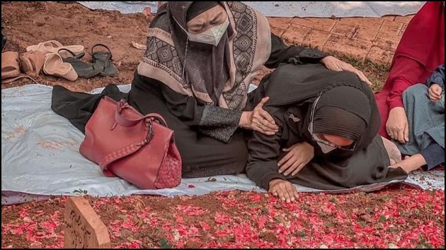 Fotonya Bikin Syok, Ini Penampakan Ria Ricis di Tanah Makam Sang Ayah yang Masih Basah