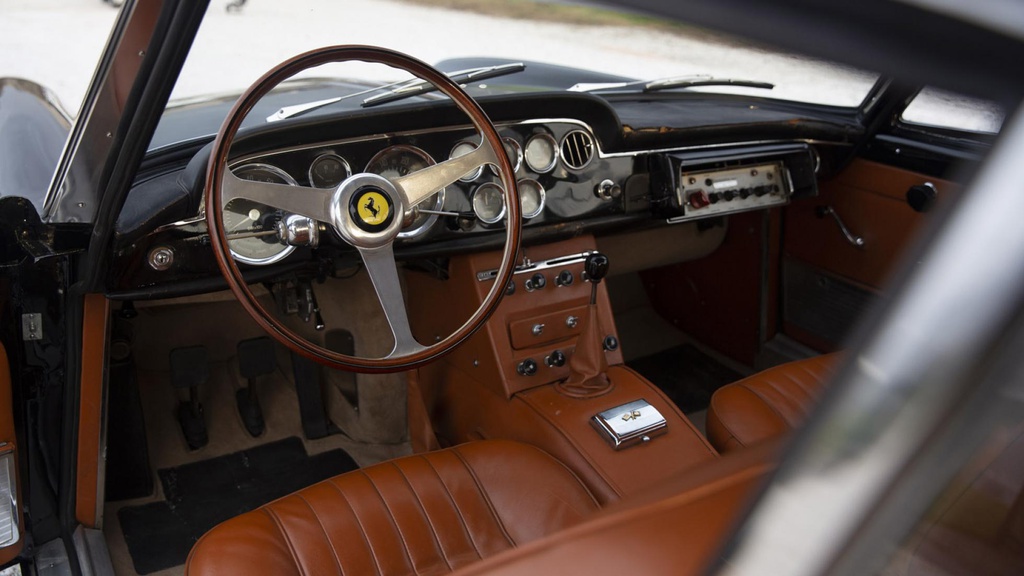 Siêu xe Ferrari 250 GTE của cảnh sát Rome được bán đấu giá