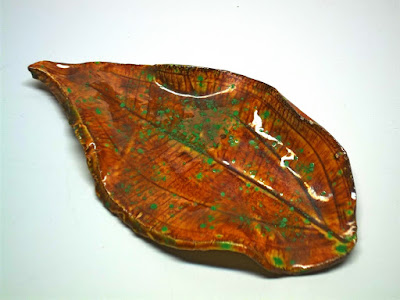 Ceramic leaf pin tray