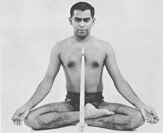 Swami Vishnu Devananda show the Tratak.