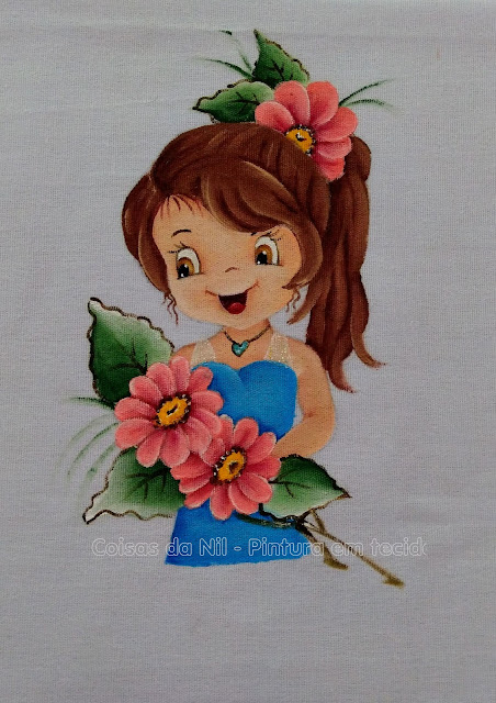 pintura em tecido boneca com vestido azul e flores gerberas
