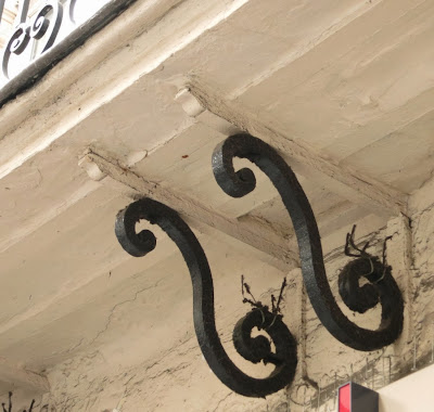 Console métallique à volute du balcon du 25 rue de Montorgueil à Paris