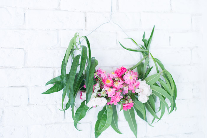 Guirnalda de flores con percha diy