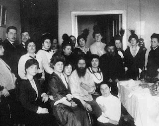 Rasputín con sus groupies