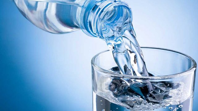 जानिए, उम्र के हिसाब से आपको एक दिन में कितने गिलास पानी पीना चाहिए?