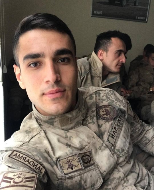 handsome-young-uniformed-soldiers-selfies