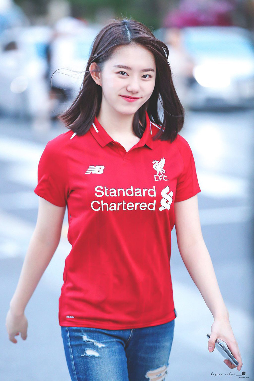 [연예] [움짤]         축구 유니폼 입은 김소혜 -  와이드섬
