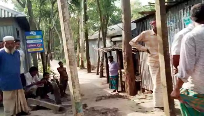 Allegation of building houses by occupying government roads in Kalihati কালিহাতীতে সরকারি রাস্তা দখল করে ঘর নির্মানের অভিযোগ