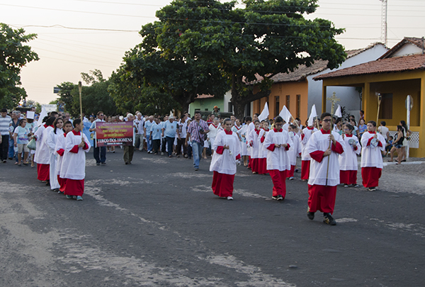 Procissão reúne milhares de fiéis no fim do Festejo da padroeira de Cocal - Imagem 1