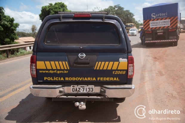 Após ficar 6 horas preso em porta-malas de veículo durante roubo de carreta, caminhoneiro é libertado na BR-364
