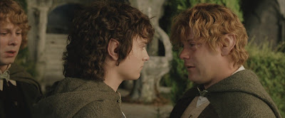 Sam y Frodo viéndose cara a cara muy cerca