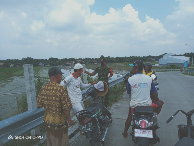 Babinsa Desa Bandung :  Cegah Virus Corona, Jaga Kebersihan Diri dan Pakai Hand Sanitizer Teratur