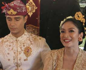 Fashion of Kebaya: Happy Salma with Balinese Wedding Kebaya