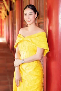 Hoa hậu Tiểu Vy vai trần siêu quyến rũ, thần thái đầy quyền lực