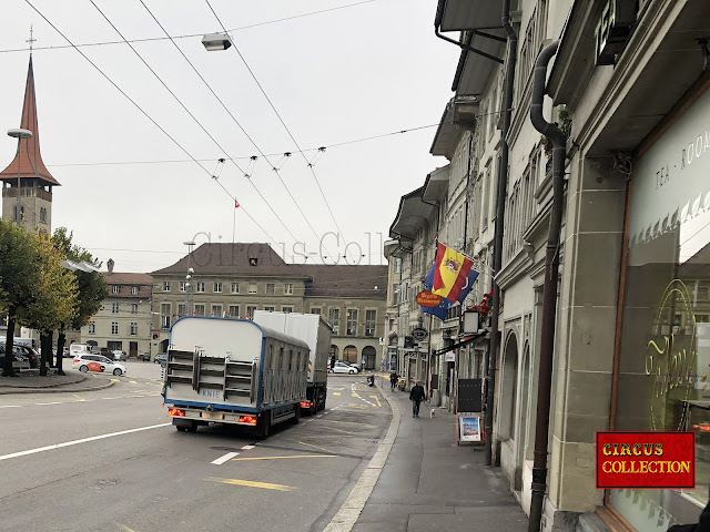 Camion et roulotte du Cirque Knie  en ville de Fribourg