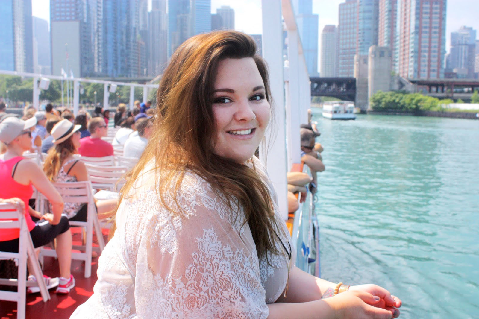 natalie in the city, chicago, shoreline sightseeing, plus size fashion, fashion blogger, windy city blogger, curvy, urban outfitters, natalie craig, chicago river, chicago architecture, trump tower