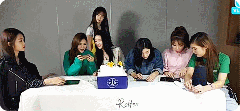 선물 증정순서에 밀려서 삐진 아린이 + 아린이의 재롱잔치 ㅋㅋㅋ.gif | 인스티즈