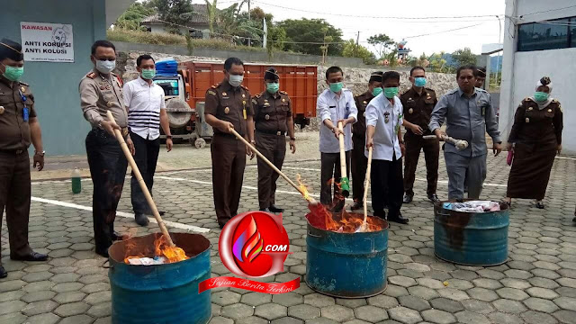 Kejari Kotaagung Musnahkan Puluhan Barang Bukti