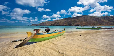 Kuta Lombok yang dikenal sebagai Pantai Putri Nyale