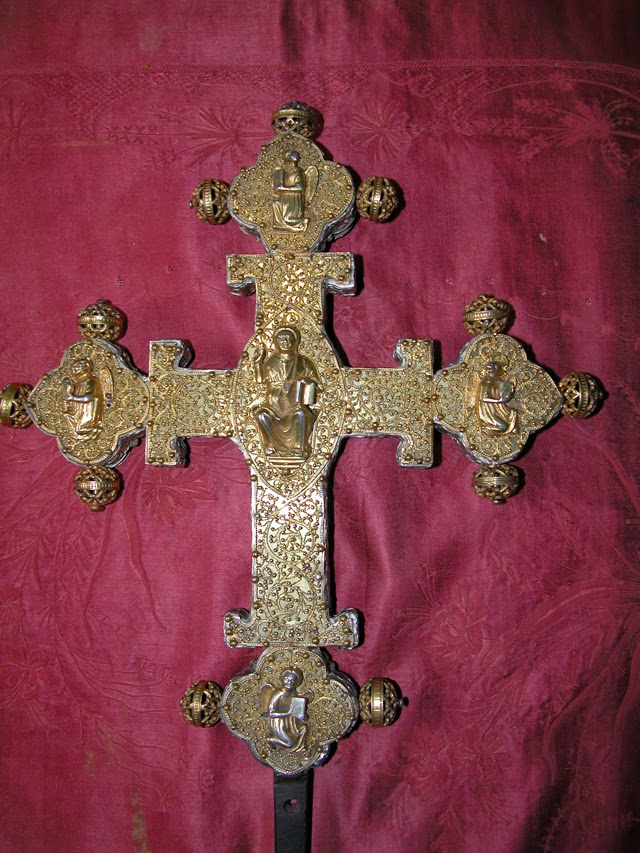 Η πίσω πλευρά του σταυρού. http://leipsanothiki.blogspot.be/ Ο Τίμιος Σταυρός της εκκλησίας της Αγίας Καικιλίας στο Κόμο της Ιταλίας http://leipsanothiki.blogspot.be/