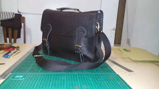tas messenger kulit warna hitam tas messenger kulit warna hitam
