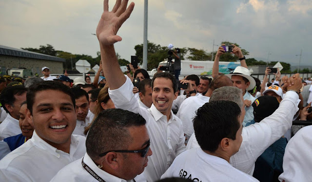 Juan Guaidó atravessa fronteira e vai a show humanitário na Colômbia