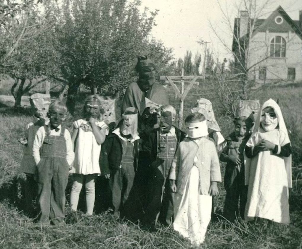 26 Interesting Vintage Snapshots of Children Posing in Their Halloween