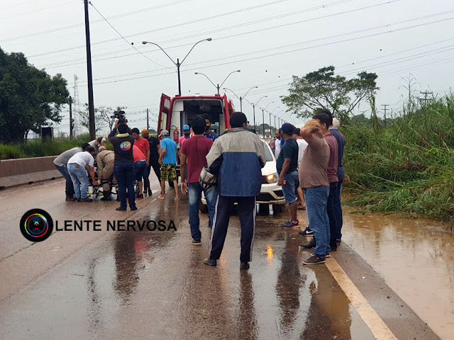 Motorista de aplicativo fica ferido ao cair em ribanceira após aquaplanar na BR-364