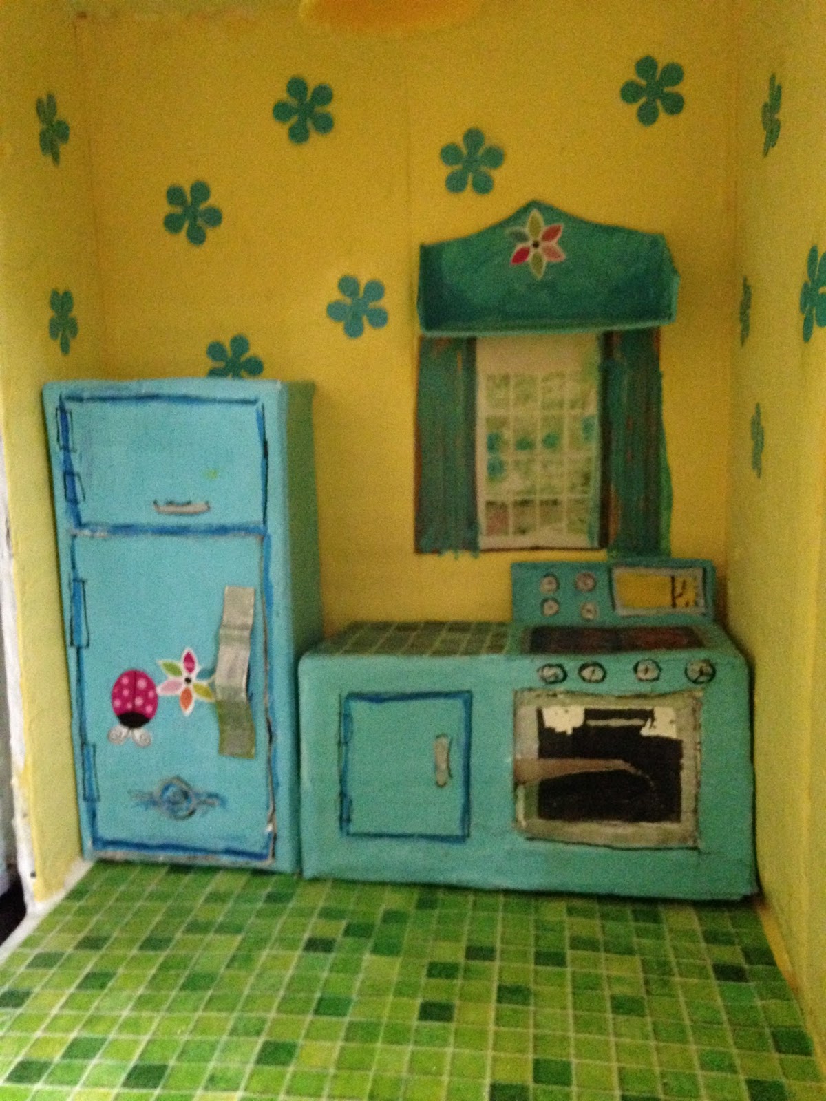 to the World of Vintage Lindy Lou! Cardboard dollhouse